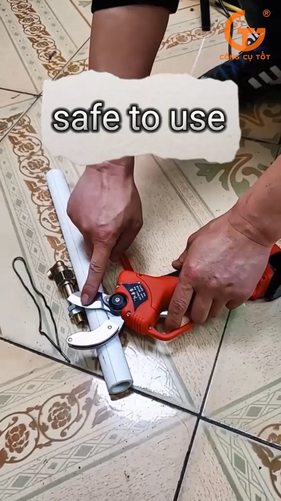 Sử dụng kéo cắt cành dùng pin để cắt ống nước cũng khá hiệu quả