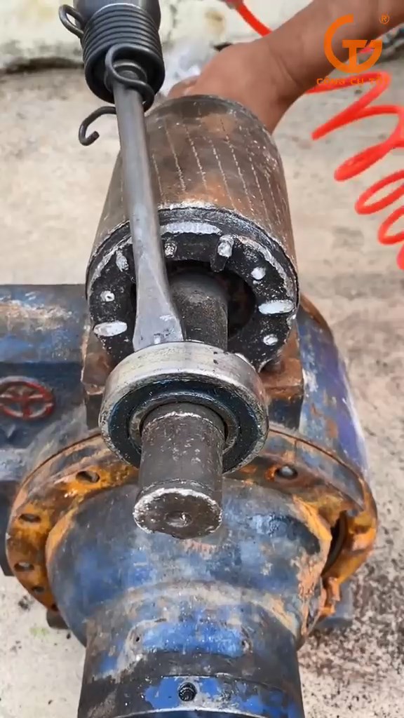 Sử dụng máy đục hơi có thể cắt kim loại một cách dễ dàng và lấy vòng bi ra một cách đơn giản