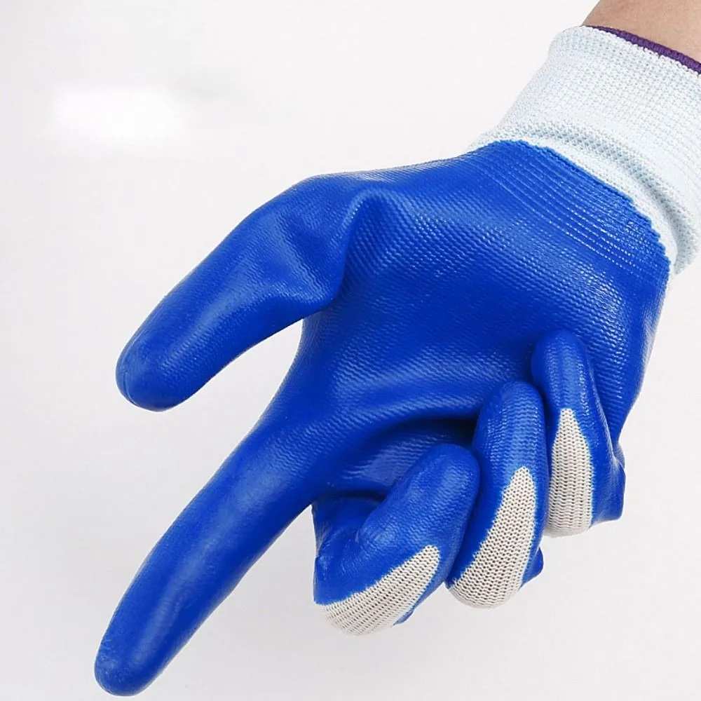 Găng tay phủ sơn giúp hạn chế các chất độc hại có thể tiếp cận tay