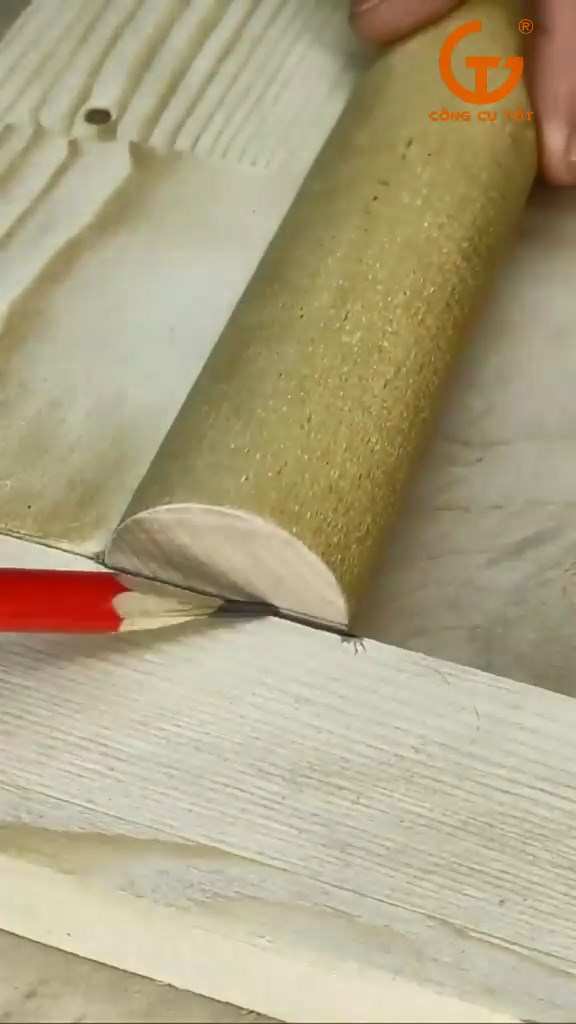 Sử dụng bút chì để lấy tâm khoan chốt gỗ