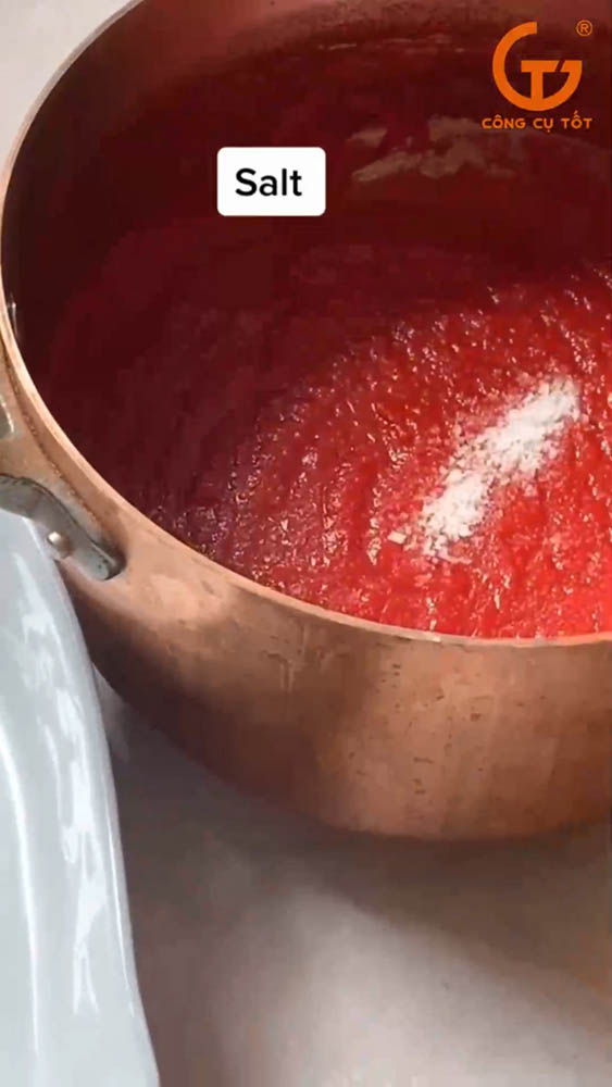 Nêm thêm muối vào hỗn hợp cà chua để tăng thêm hương vị và giúp cà chua được bảo quản lâu hơn