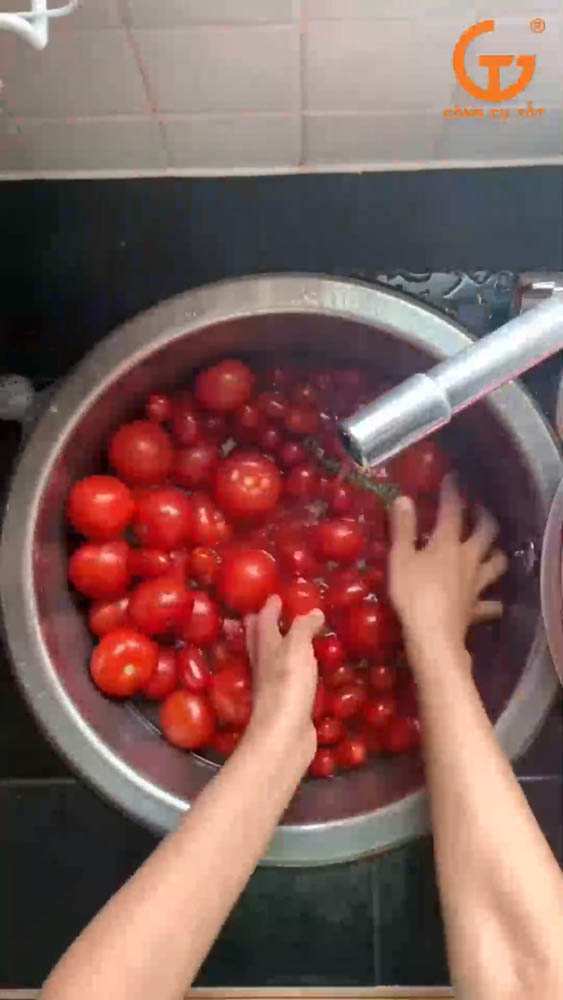 Rửa cà chua với nước nhiều lần và loại bỏ phần cuống đi