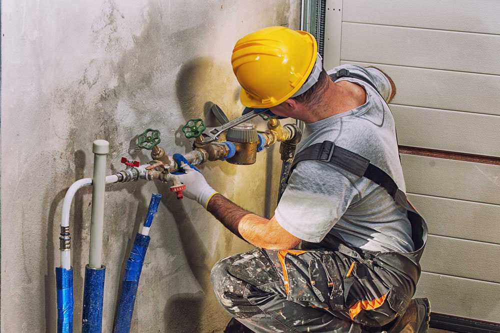 Nếu không có kinh nghiêm bạn nên thuê những người thợ chuyên sửa chữa đường ống nước