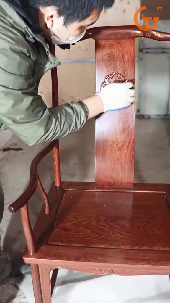 Bề mặt ghế khi được sơn sẽ trở nên láng mịn và sáng bóng