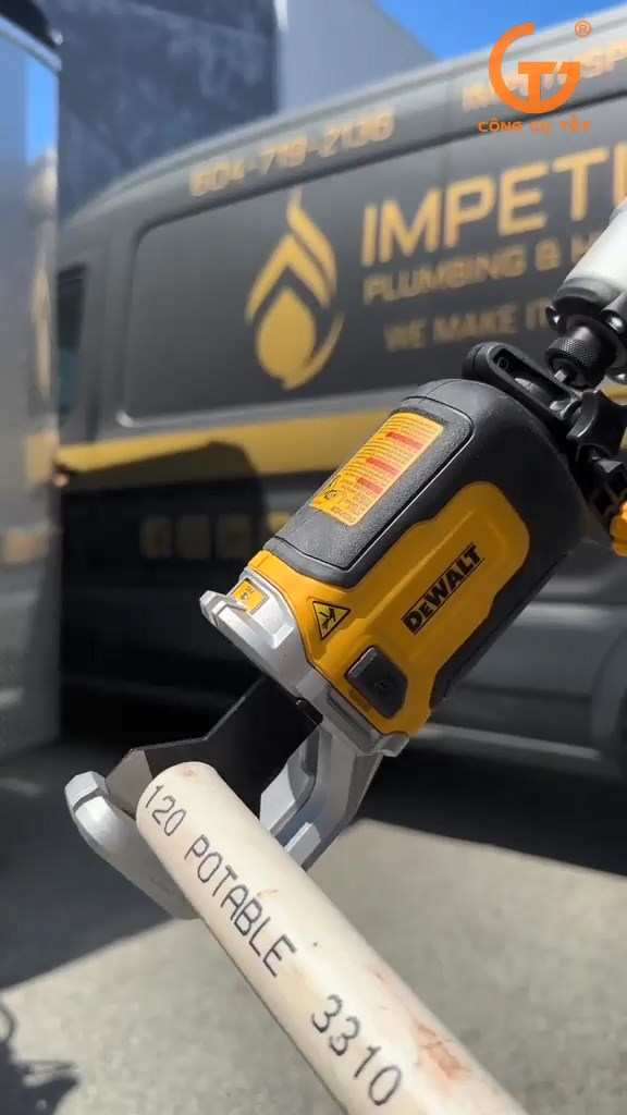 Đầu cắt ống nước Dewalt biến đổi cơ chế khoan từ máy bắt vít thành cơ chế cắt