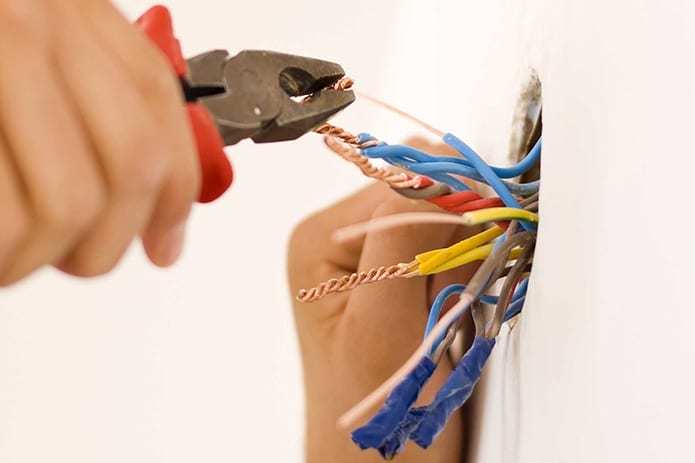 Đấu nối điện bằng cách thủ công còn gặp nhiều hạn chế