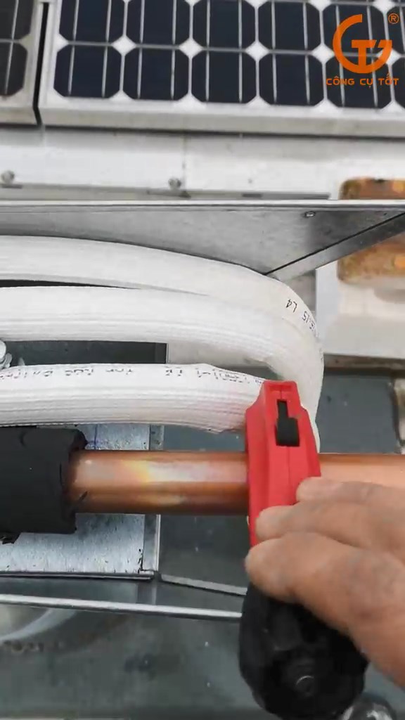 Sử dụng những dụng cụ cắt ống đồng trong góc hẹp rất khó khăn để thực hiện