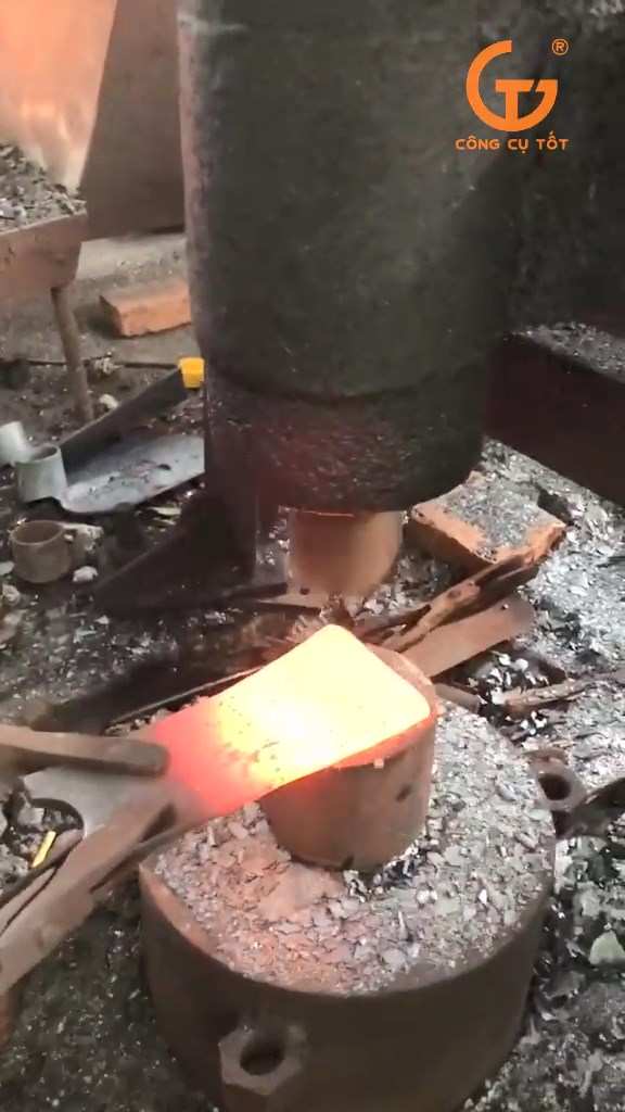 Phôi kim loại được tạo hình cơ bản sau khi đã nung nóng dẻo bằng máy dập