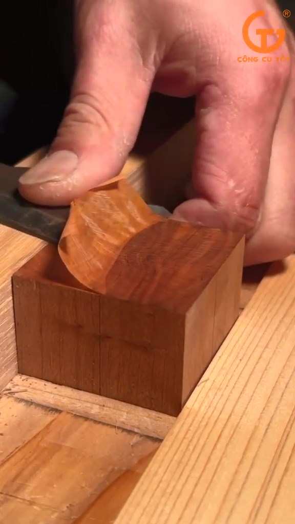 Miếng gỗ được bào mỏng có độ dày còn mỏng hơn cả một tờ giấy