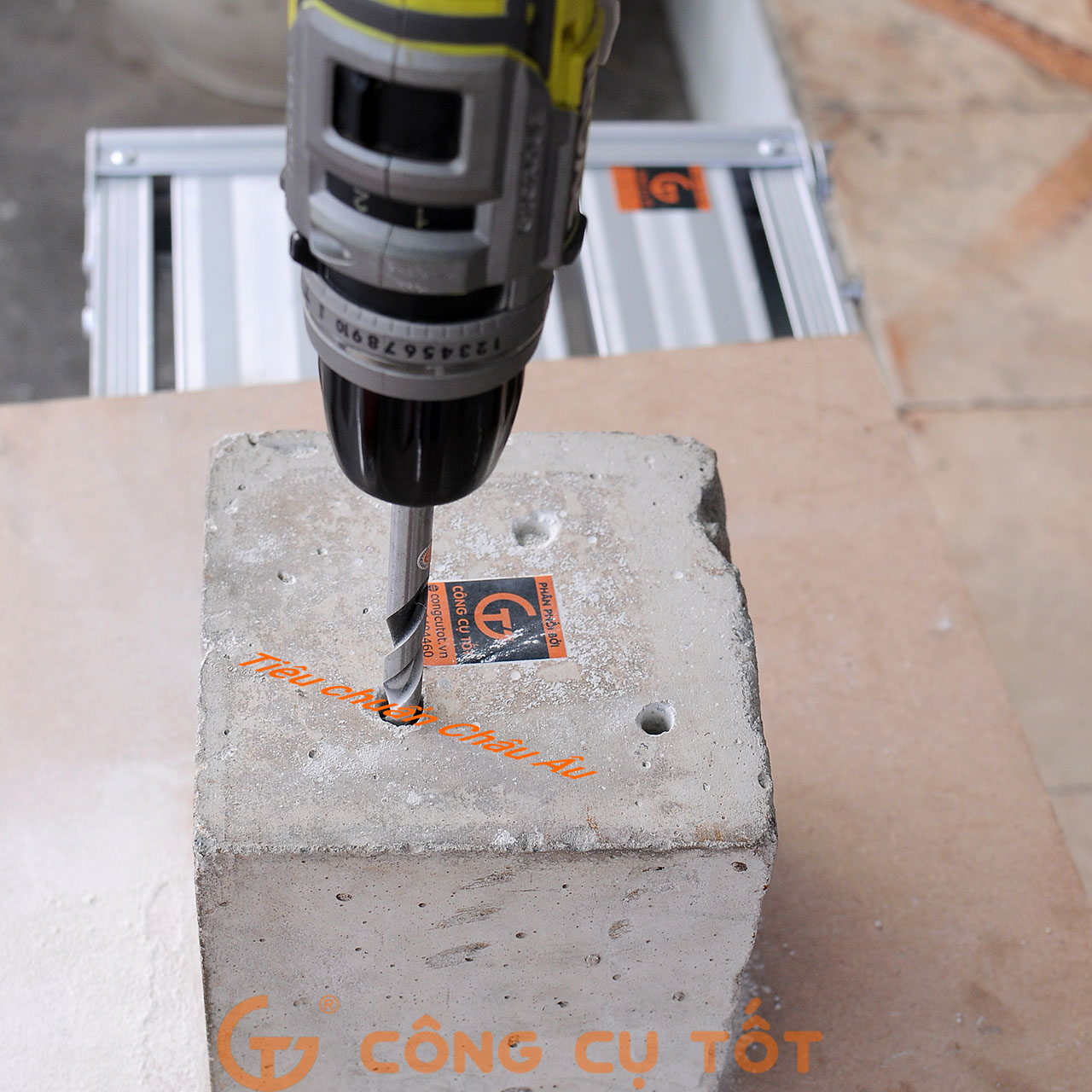 Sử dụng Mũi khoan Beton Kẹp Waves W500-12150 12.0x150mm để khoan beton