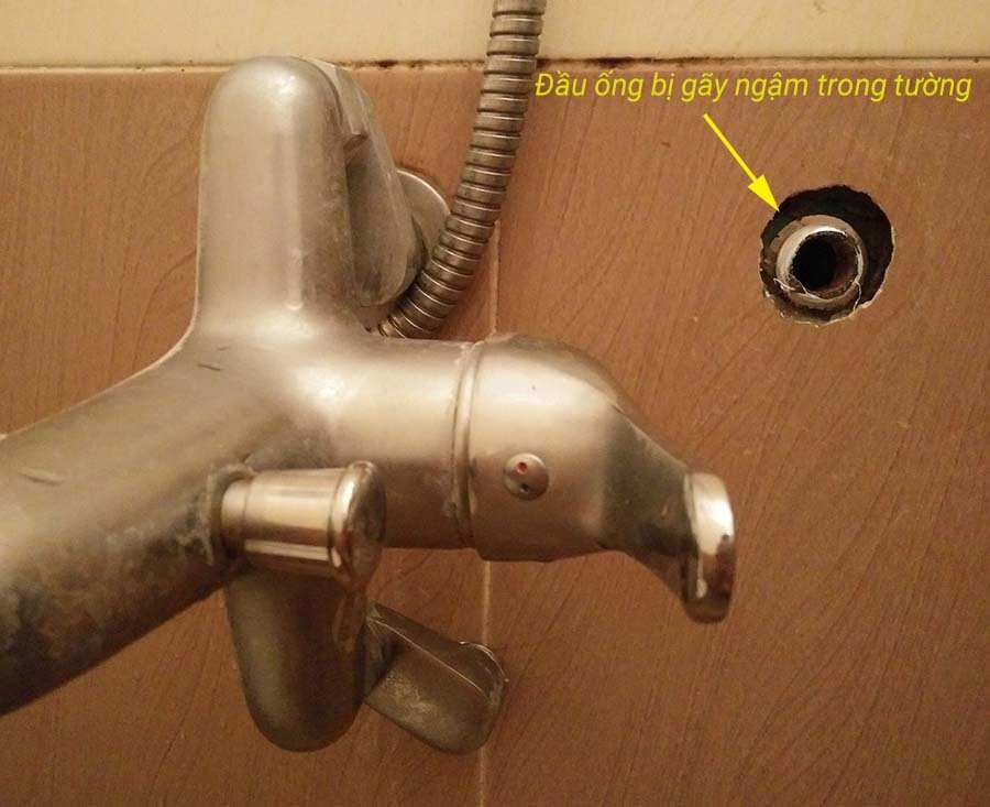 đầu ống nước gãy ngậm trong tường