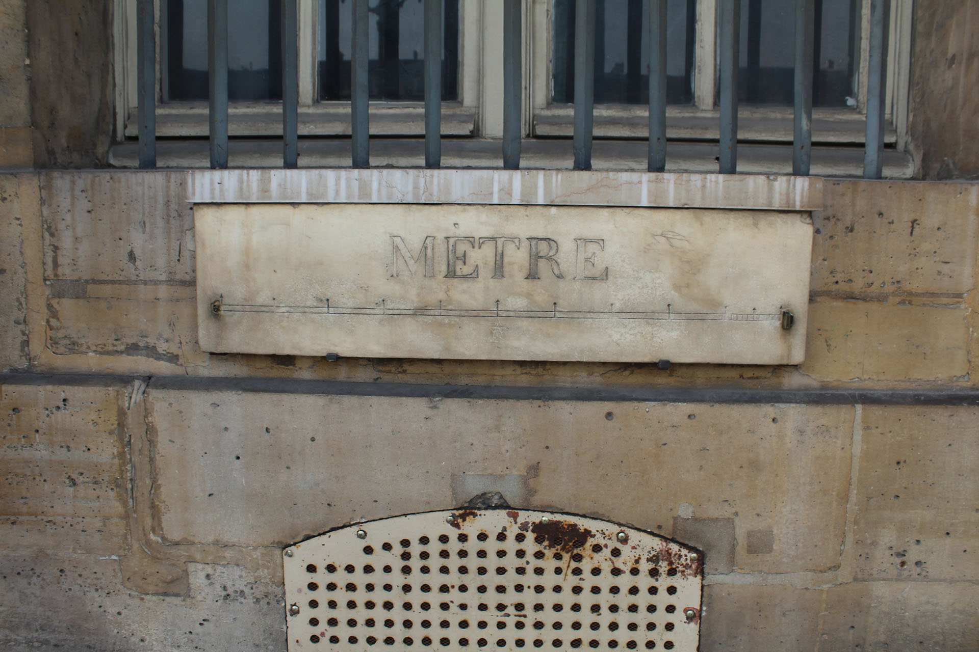 Một trong những thước đo mét tiêu chuẩn cuối cùng còn sót lại, có thể tìm thấy tại cửa sổ tầng trệt của Bộ Tư pháp ở Paris. 