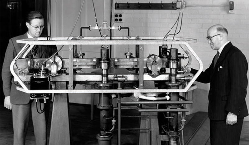 Đồng hồ nguyên tử đầu tiên trên thế giới